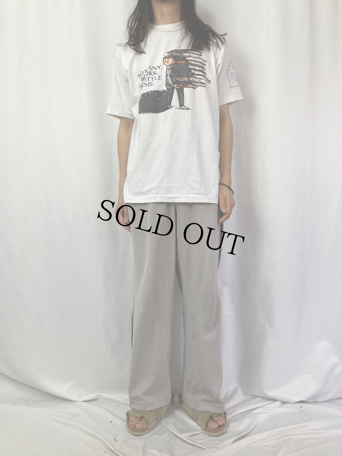 画像2: Edward Gorey "SO MANY BOOKS; SO LITTLE TIME." キャラクタープリントTシャツ (2)