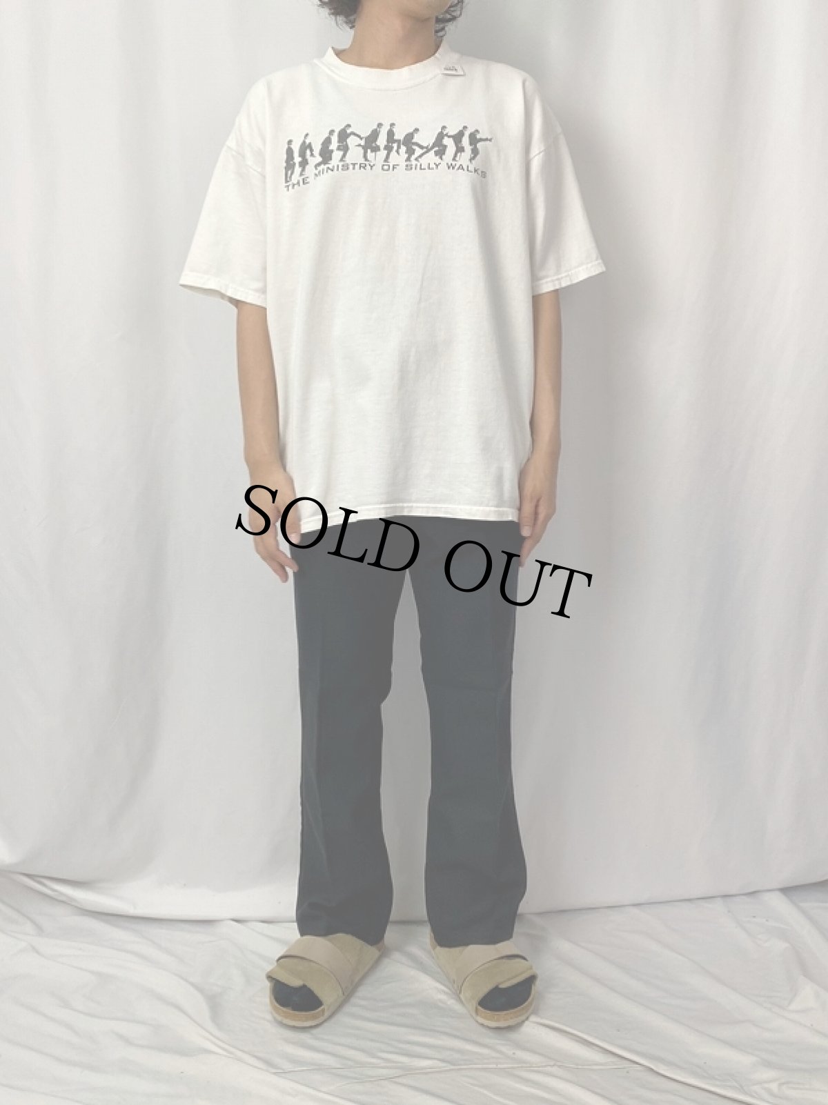 画像2: 2000's Monty Python "The Ministry of Silly Walks" コメディプリントTシャツ XL (2)