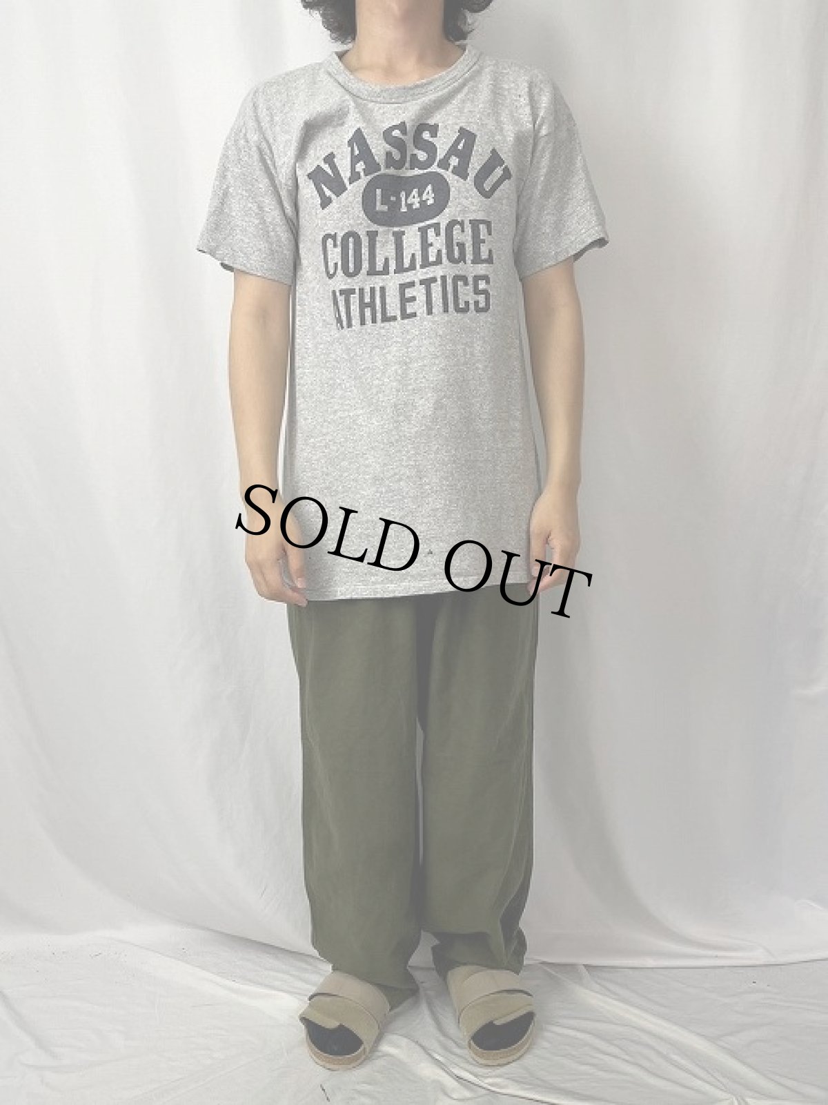 画像2: 80's Champion トリコタグ USA製 "NASSAU COLLEGE ATHLETICS" 染み込み4段プリントTシャツ L (2)