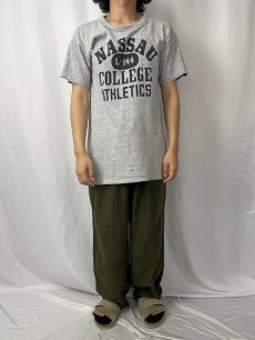 画像2: 80's Champion トリコタグ USA製 "NASSAU COLLEGE ATHLETICS" 染み込み4段プリントTシャツ L (2)