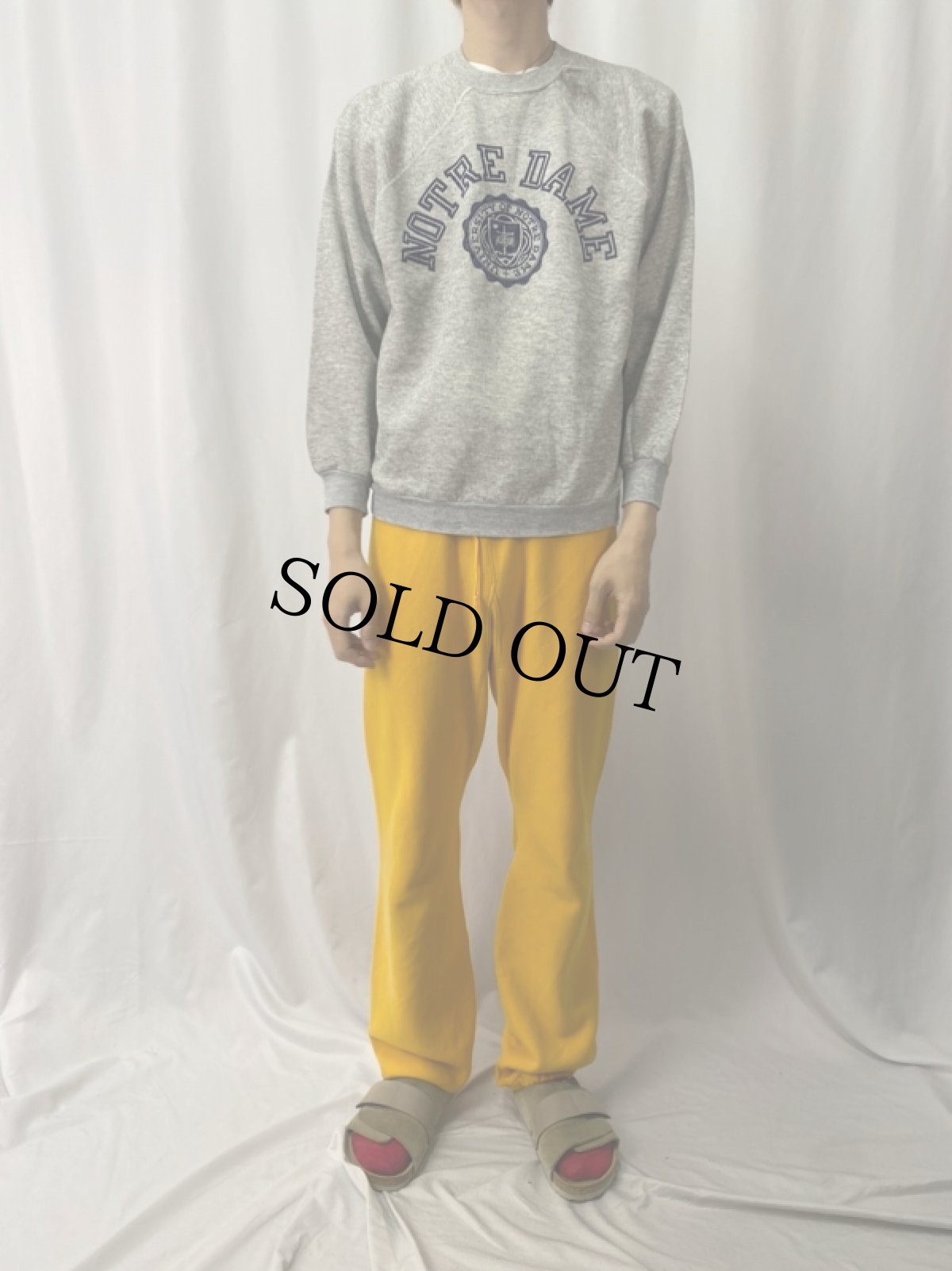 画像2: 80's Champion トリコタグ USA製 "NOTRE DAME" フロッキープリント ラグランスウェット XL (2)