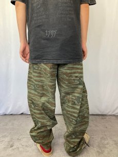 画像3: 90's VENOM WEAR USA製 タイガーストライプカモ柄 コットンパンツ W31 (3)