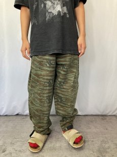 画像2: 90's VENOM WEAR USA製 タイガーストライプカモ柄 コットンパンツ W31 (2)