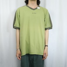 画像2: 90's NIKE USA製 ロゴ刺繡 VネックTシャツ L (2)
