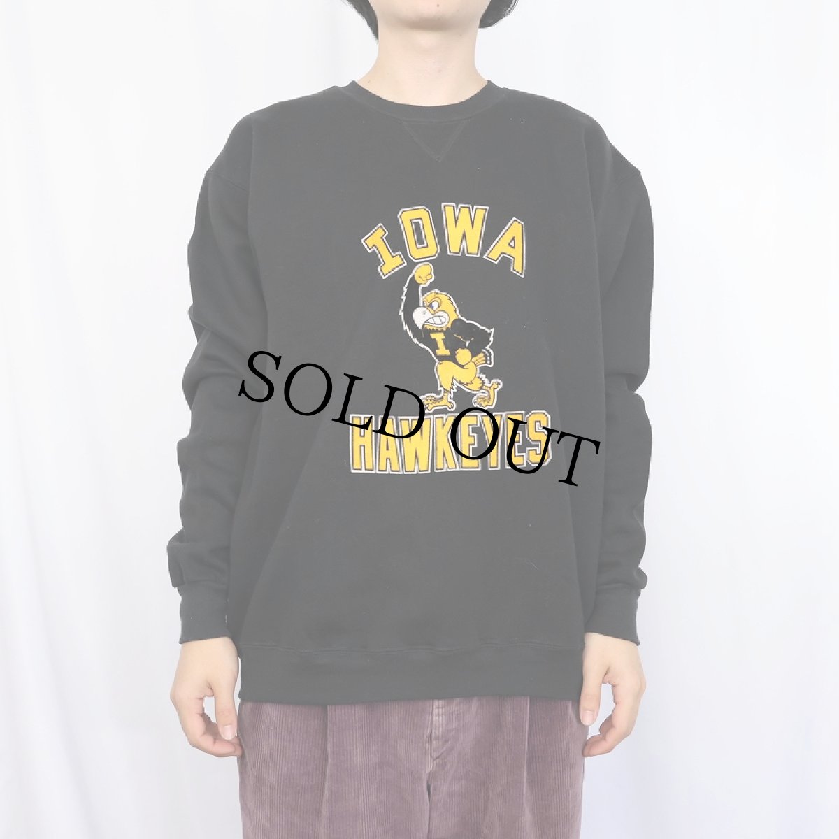 画像2: 80's RUSSELL ATHLETIC USA製 前V "IOWA HAWKEYES" フロッキープリントスウェット BLACK XL (2)