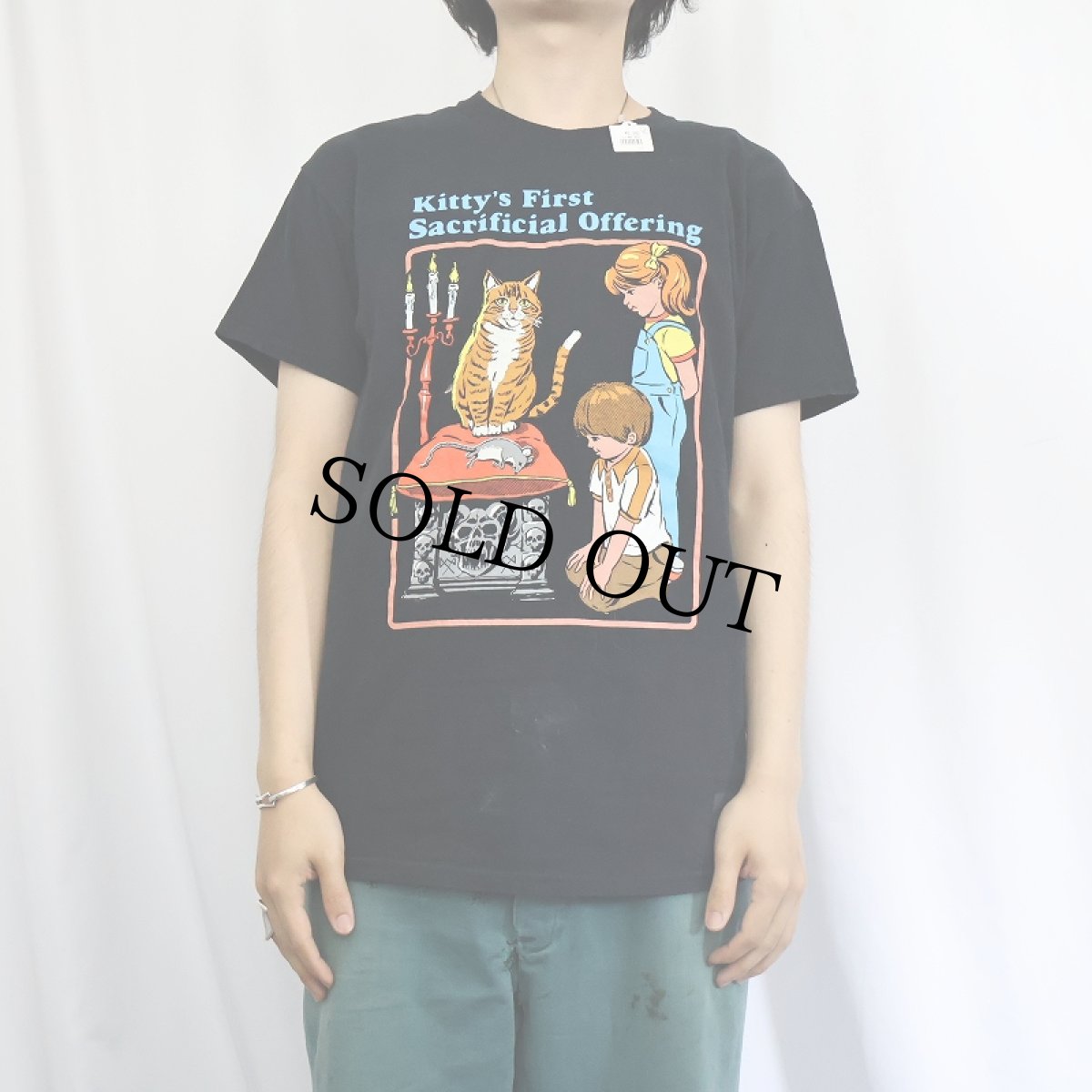 画像2: Steven Rhodes "Kitty's First Sacrificial Offering" イラストプリントTシャツ BLACK M (2)
