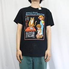 画像2: Steven Rhodes "Kitty's First Sacrificial Offering" イラストプリントTシャツ BLACK M (2)