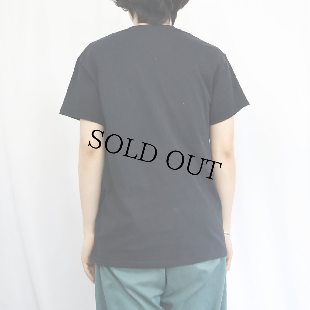 画像3: Steven Rhodes "Kitty's First Sacrificial Offering" イラストプリントTシャツ BLACK M (3)