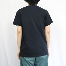画像3: Steven Rhodes "Kitty's First Sacrificial Offering" イラストプリントTシャツ BLACK M (3)