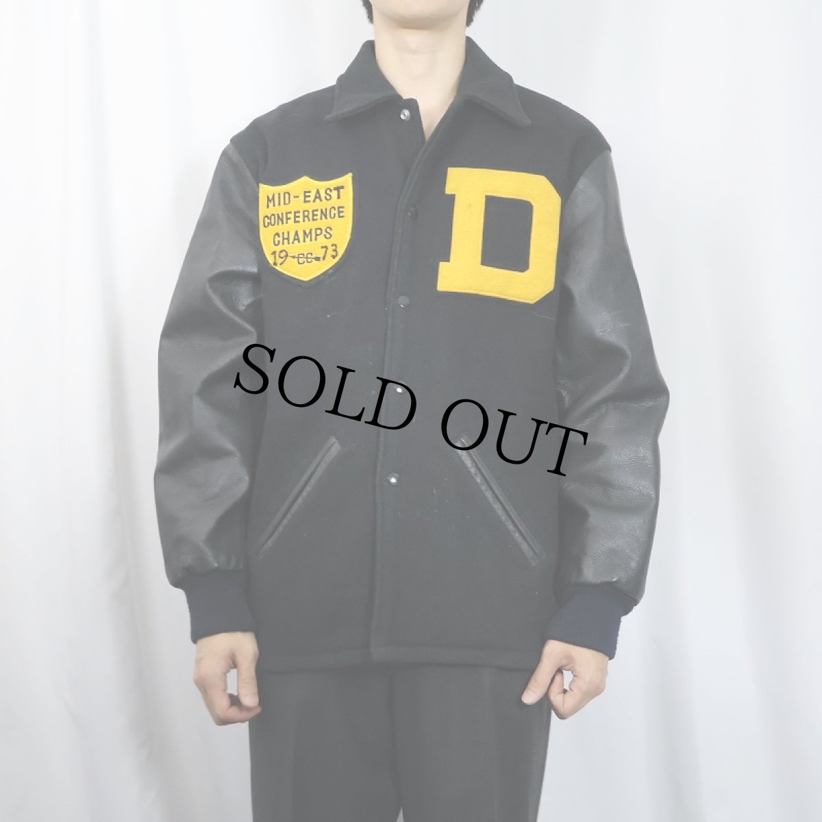 画像2: 70's "MID-EAST CONFERENCE CHAMPS" パッチ付き ウール×レザースタジャン BLACK (2)
