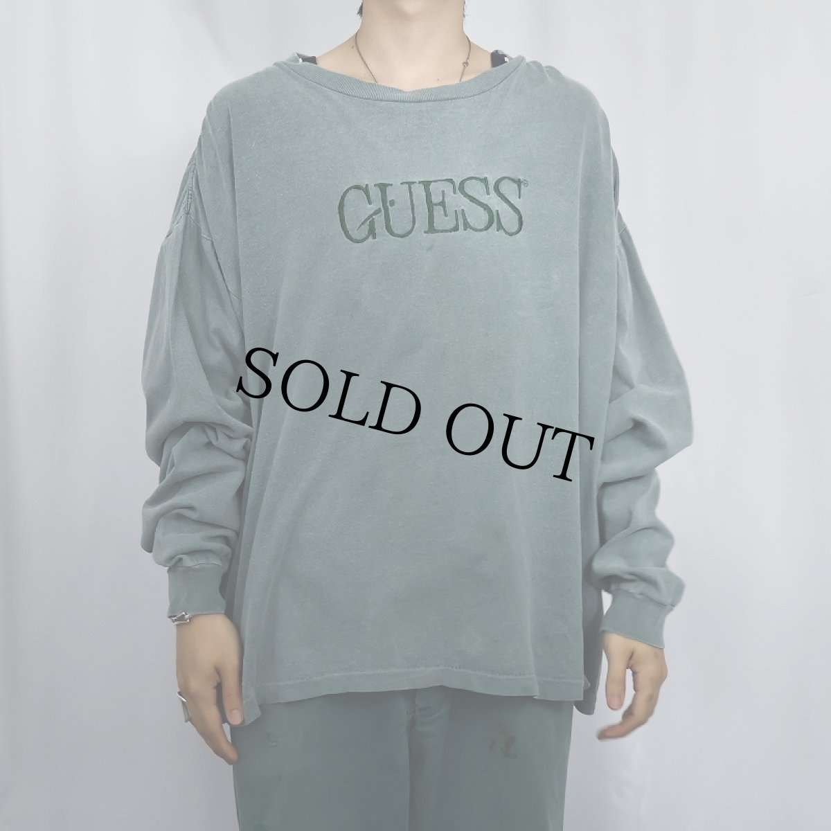 画像2: 90's GUESS USA製 後染め ロゴ刺繍 ロンT ONESIZE (2)