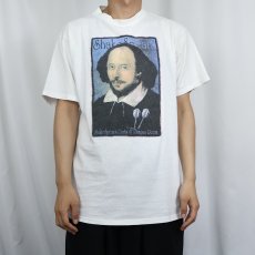 画像2: 90's William Shakespeare CANADA製 "Darts & Rumpus Room" 作家プリントTシャツ L  (2)