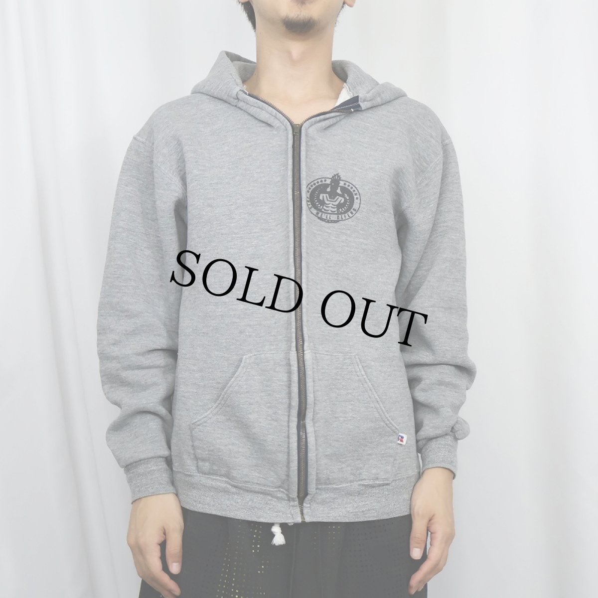 画像2: 80's RUSSELL ATHLETIC USA製 ”THIS WE'LL DEFEND” プリントスウェットジップパーカー L  (2)