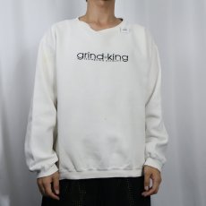 画像2: 90's GRIND KING USA製 スケートボードトラックメーカー 刺繍入りスウェット  (2)