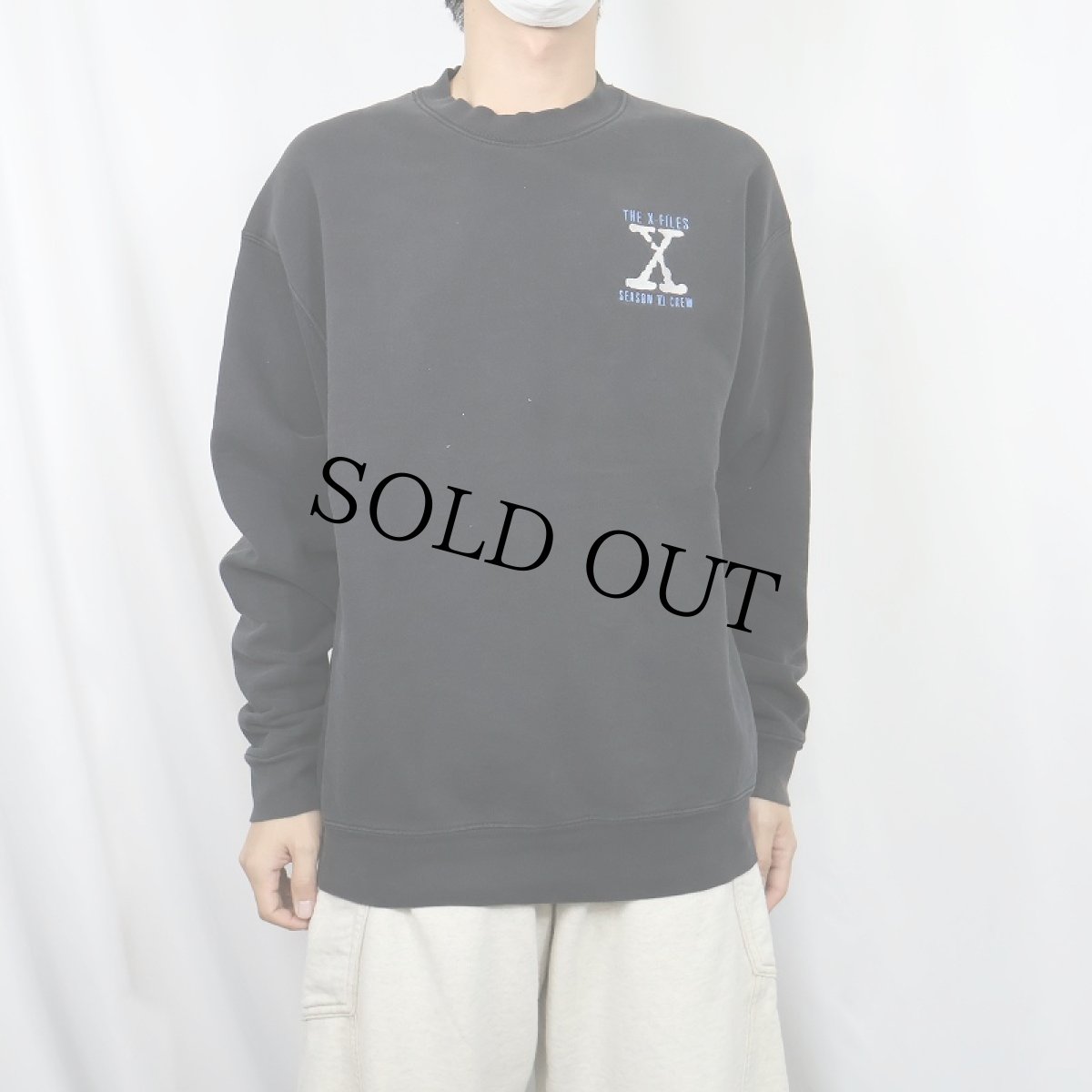 画像2: 90's FRUIT OF THE LOOM USA製 "THE X-FILES SEASON VI CREW" 刺繍付き スウェット BLACK XL (2)