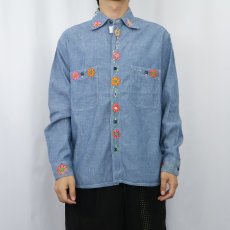画像2: 70〜80's ハンド刺繍 猫目ボタン シャンブレーシャツ M (2)