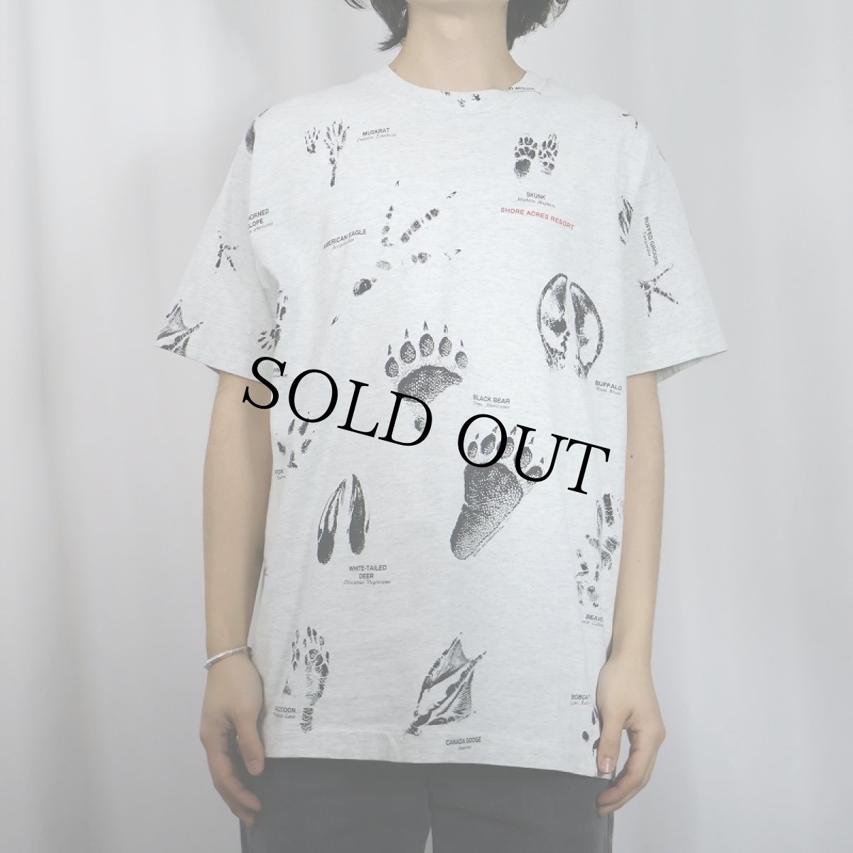 画像2: 90's USA製 "SHORE ACRES RESORT" 足跡プリントTシャツ L (2)