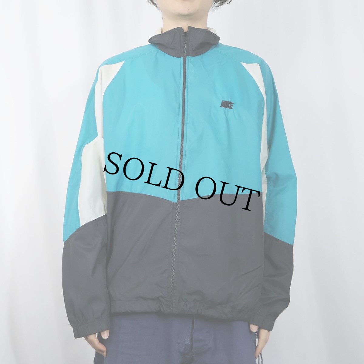 画像2: 90's NIKE 銀タグ ロゴ刺繡 切り替えデザイン ナイロンジャケット L  (2)