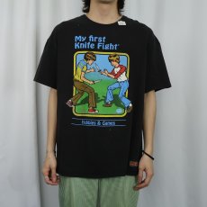 画像2: Steven Rhodes "My First Knife Fight" イラストプリントTシャツ BLACK (2)