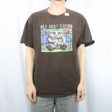 画像2: "WILD ABOUT READING" 絵本パロディプリントTシャツ BROWN L (2)