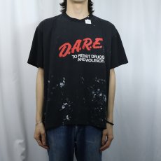 画像2: 90's USA製 "D.A.R.E. TO RESIST DRUGS AND VIOLENCE" 薬物乱用防止団体 メッセージプリントTシャツ BLACK XL (2)