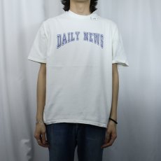 画像2: 90's USA製 "DAILY NEWS" プリントTシャツ XL (2)