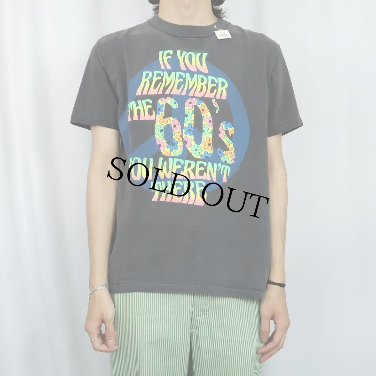 画像2: 90's USA製 "IF YOU REMEMBER THE 60's YOU WEREN'T THERE" ピースマーク メッセージプリントTシャツ BLACK L (2)