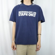 画像2: 90〜2000's Now and Zen Productions "MICROBIOLOGY LAB STAPH ONLY" プロダクション会社 プリントTシャツ NAVY L (2)