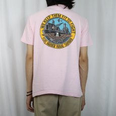 画像4: 90's USA製 "WE KEEP THEM FIT TO FIGHT" 造船所プリント ポケットTシャツ L (4)