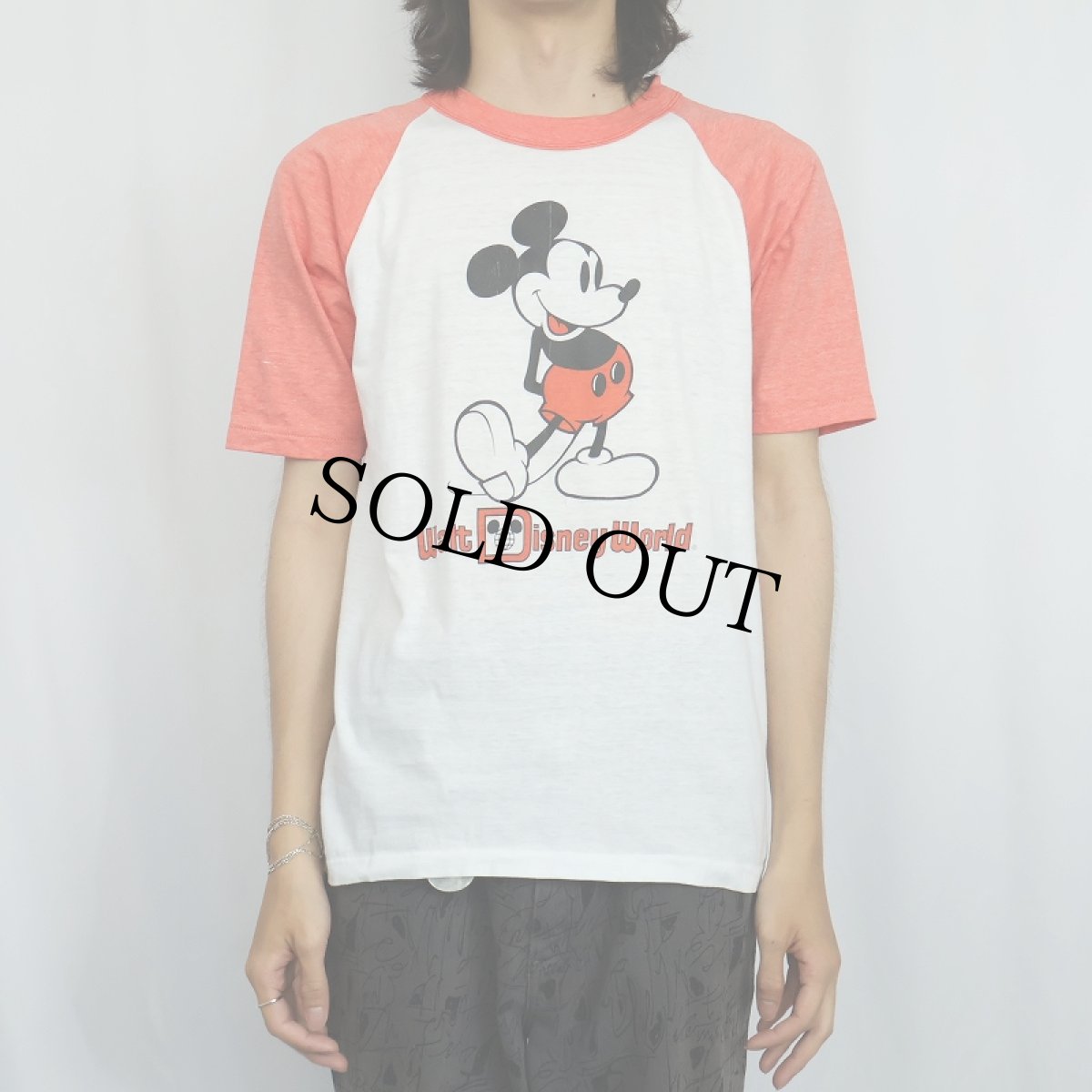 画像2: 80's Disney MICKEY MOUSE USA製 "Walt Disney World" 白靴ミッキー キャラクタープリントラグランTシャツ M (2)