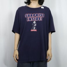 画像2: 2000's Cracker Jack USA製 "SURPRISE INSIDE!" お菓子企業 プリントTシャツ NAVY XL (2)