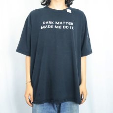 画像2: "DARK MATTER MADE ME DO IT." ジョークプリントTシャツ BLACK 2XL  (2)
