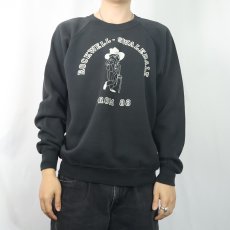 画像2: 80's BASSETT-WALKER USA製 "ROCKWELL-SWALEDALE" プリントラグランスウェット BLACK XL (2)