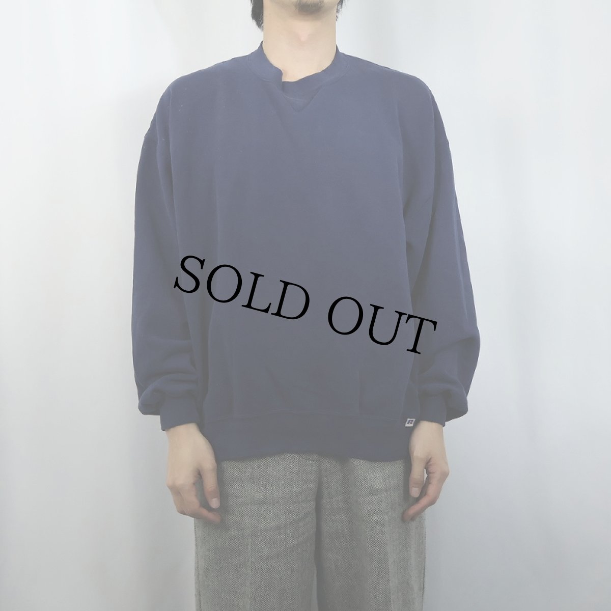 画像2: 90's RUSSELL ATHLETIC USA製 前V 無地スウェット NAVY XL (2)