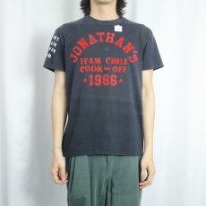 画像3: 80's USA製 "JONATHAN'S TEAM CHILI COOK-OFF 1986" フロッキープリントTシャツ BLACK L (3)