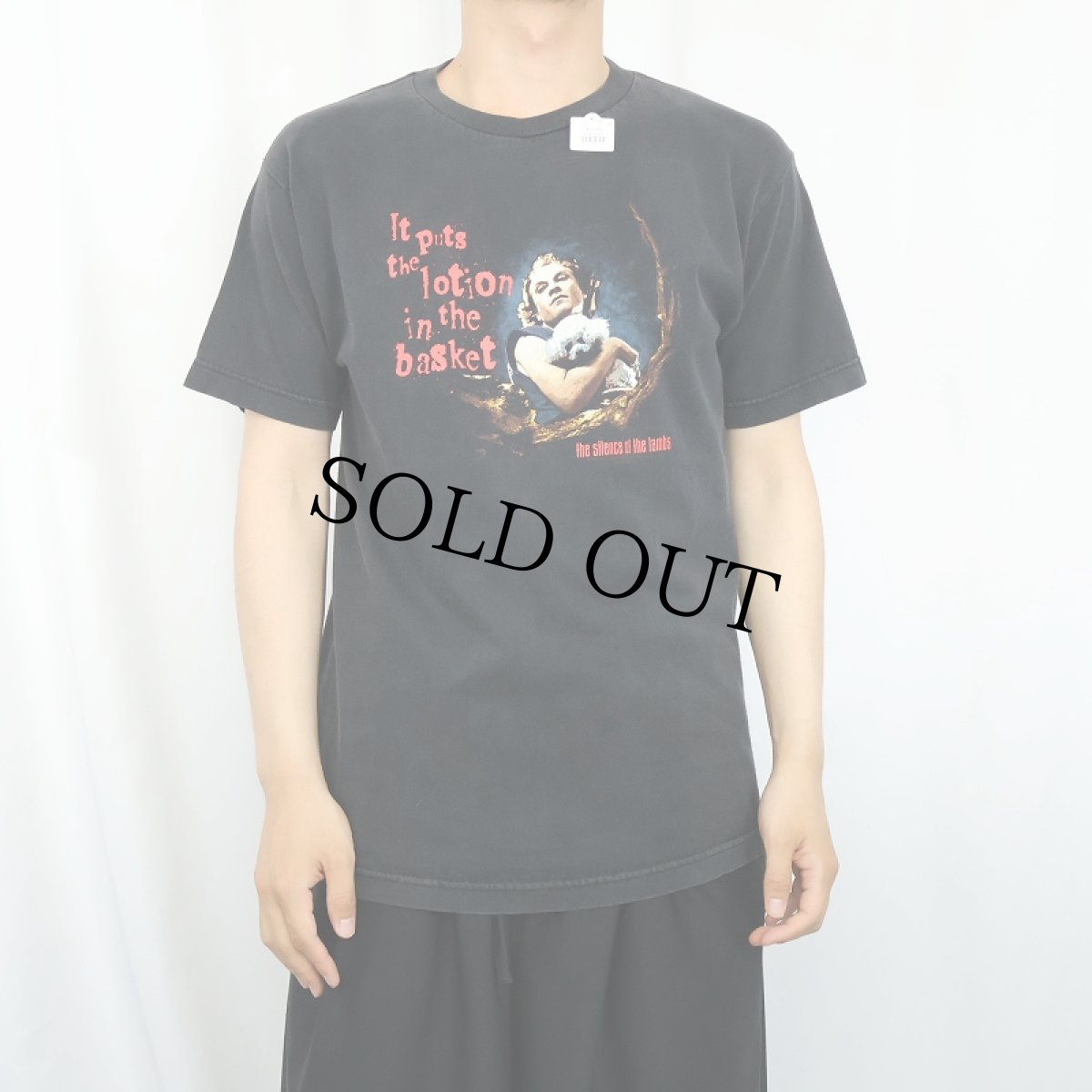 画像2: 2000's THE SILENCE OF THE LAMBS "It puts the lotion in the basket" ホラー映画プリントTシャツ BLACK M (2)