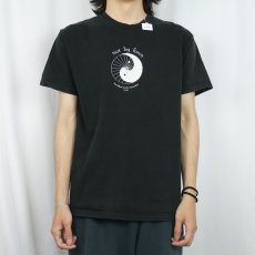 画像2: Five Willow Tai Chi Association "Not by force" 太極拳団体 プリントTシャツ BLACK M (2)