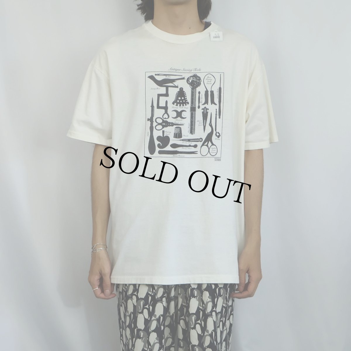 画像2: 90's USA製 "Antique Sewing Tools" 裁縫道具 プリントTシャツ XL (2)