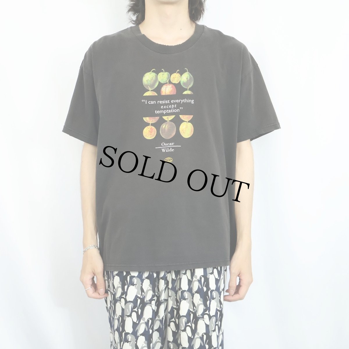 画像2: 90's Oscar Wilde USA製 "I can resist everything except temptation" 果物プリントTシャツ BLACK XL (2)