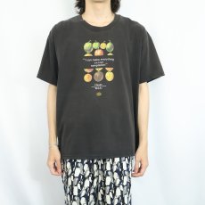 画像2: 90's Oscar Wilde USA製 "I can resist everything except temptation" 果物プリントTシャツ BLACK XL (2)