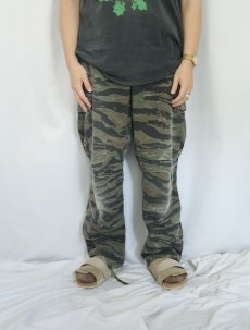 画像2: 80's U.S.ARMY タイガーストライプカモ柄 BDUカーゴパンツ MEDIUM-REGULAR (2)