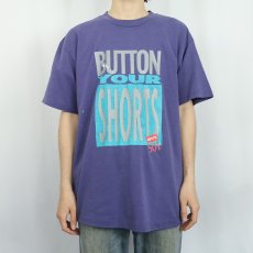 画像2: 90's Levi's USA製 "BUTTON YOUR SHORTS" プリントTシャツ  (2)