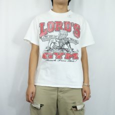 画像2: 90's LORD'S GYM "HIS PAIN YOUR GAIN" ジーザスパロディ プリントTシャツ (2)