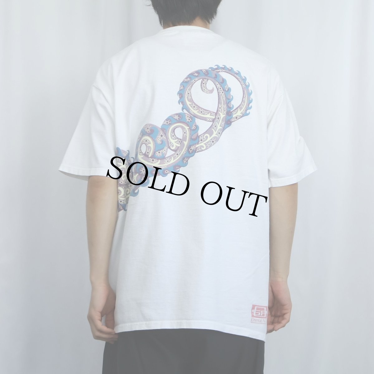 画像4: 90's USA製 Vネック 巻きプリントTシャツ XL  (4)
