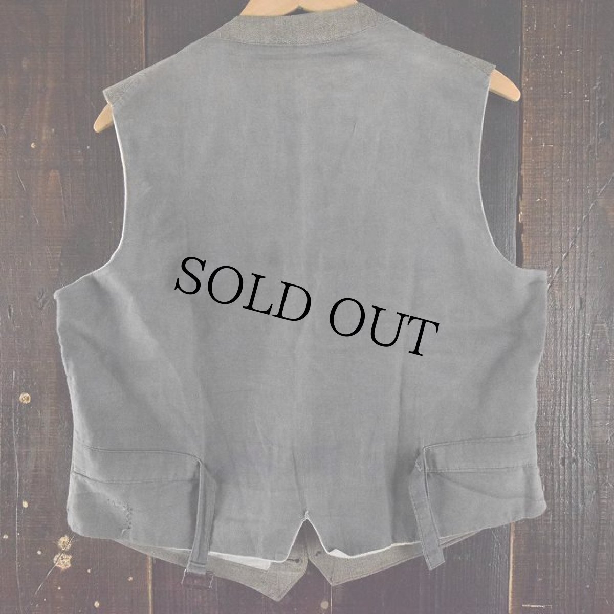 画像4: 1930's フランス 2本針シンチバック付き動物ボタンブラックシャンブレーベスト (4)