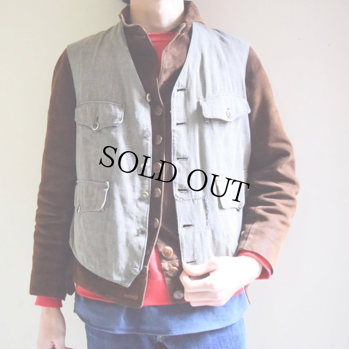 画像2: 1930's フランス 2本針シンチバック付き動物ボタンブラックシャンブレーベスト (2)