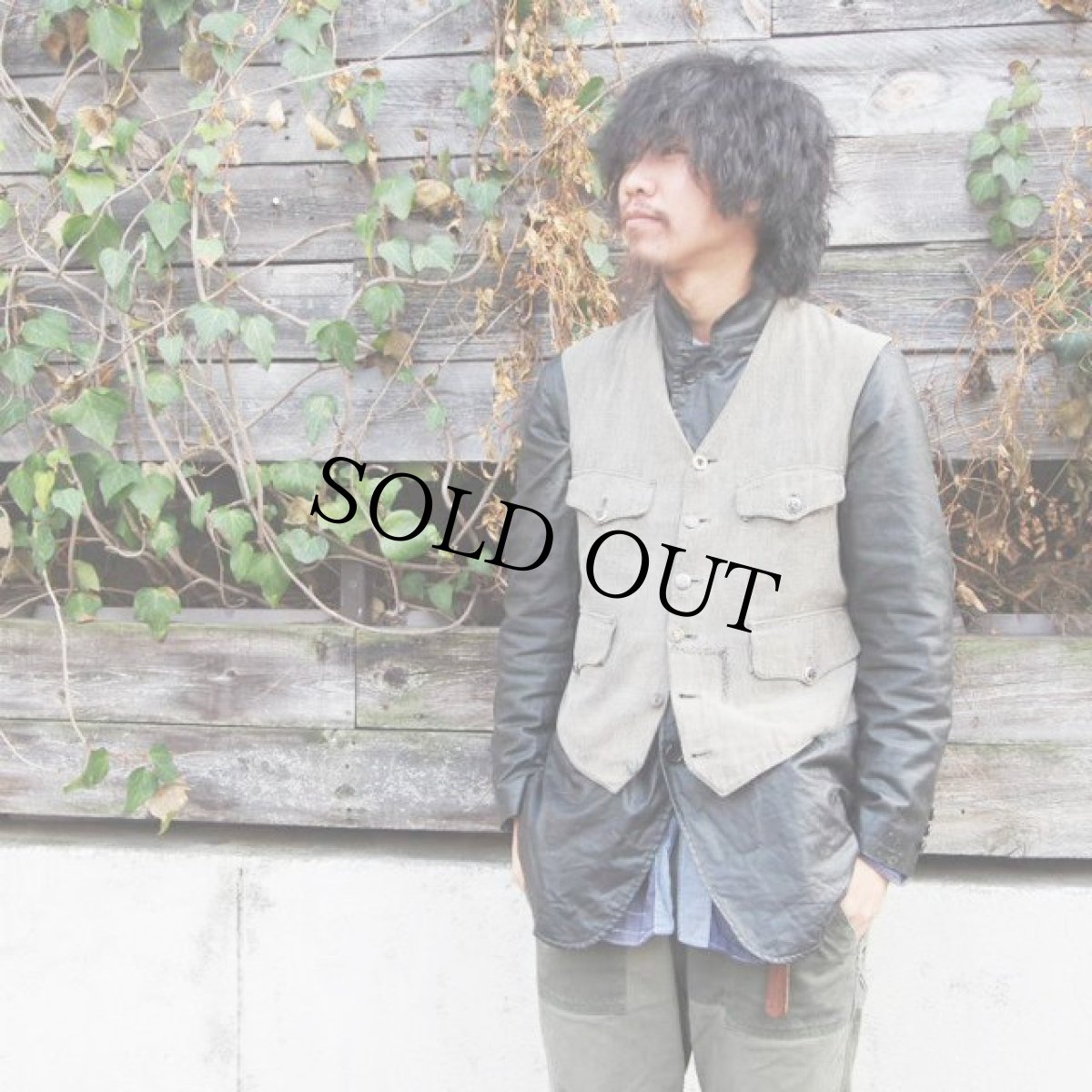 画像6: 1930's フランス 2本針シンチバック付き動物ボタンブラックシャンブレーベスト (6)