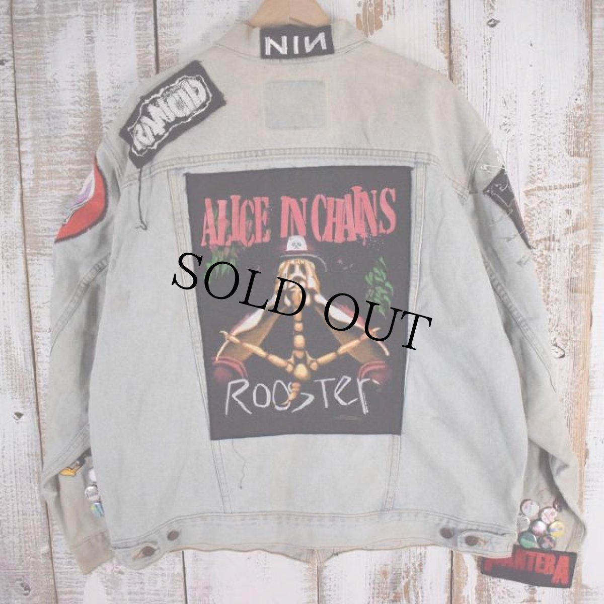 画像2: 90's Levi's 70507-0313 USA製 バンド缶バッチ&ワッペン付き カスタムデニムジャケット L (2)