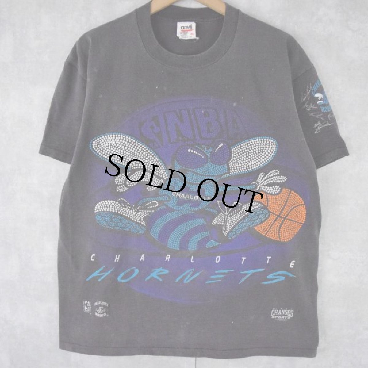 画像1: 90's "CHARLOTTE HORNETS "  USA製 NBAチームTシャツ XL (1)