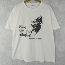 画像1: "God has no religion" Gandhi メッセージプリントTシャツ XL (1)